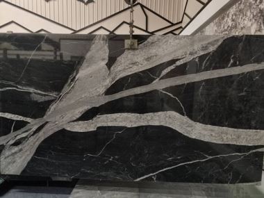 Čiernobiela kremenná doska