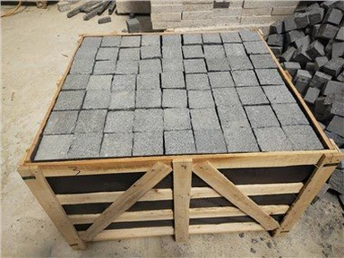 Tmavosivá žulová kocka