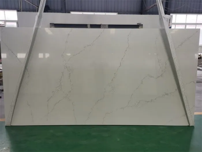 Biely kremenný pevný povrch