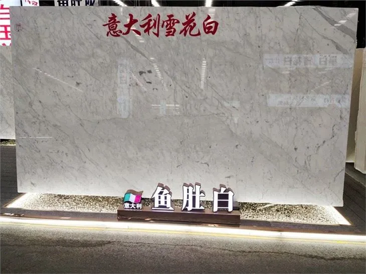 Socha z Carrarského mramoru