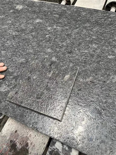 Oceľovo sivá kožená žula
