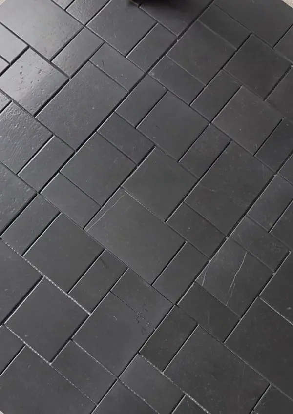 Mozaika z čierneho mramoru