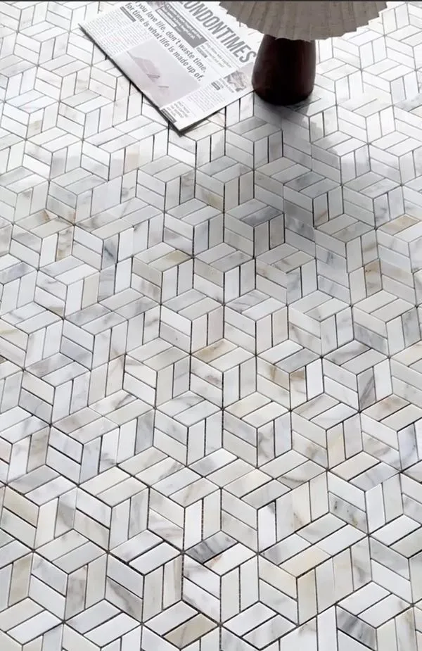 Zlatá mozaiková dlažba Calacatta