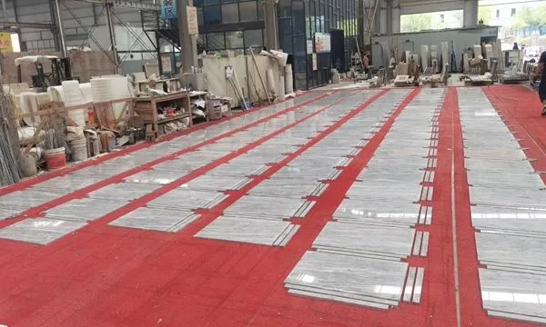 Šedé mramorové kúpeľňové dosky