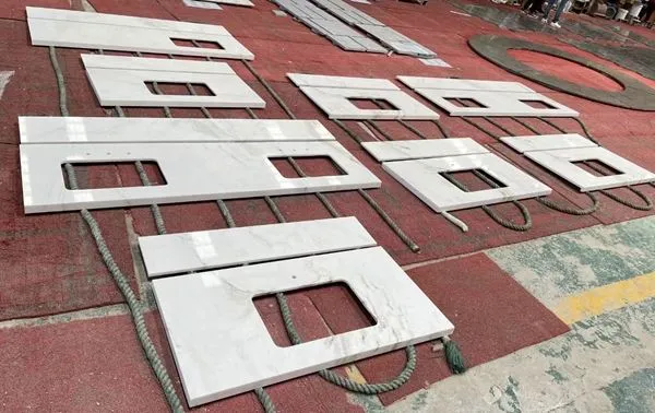 Biele mramorové kúpeľňové dosky