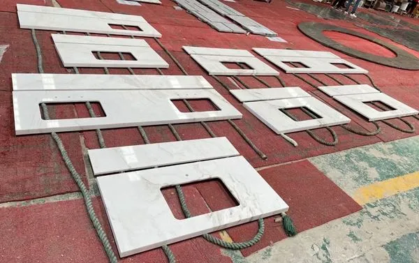 Biele mramorové kúpeľňové dosky