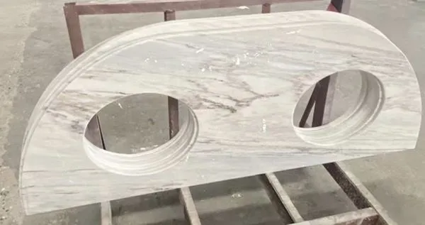 Kúpeľňa z bieleho mramoru