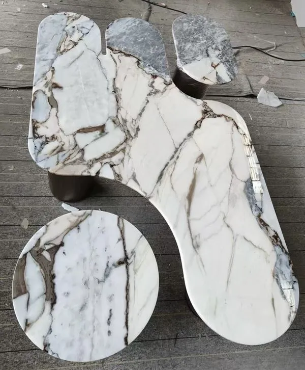 Pult bieleho mramoru