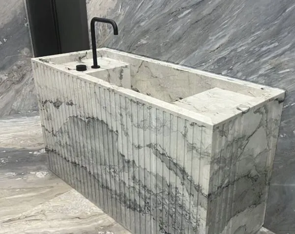 Biele mramorové umývadlo na dosku