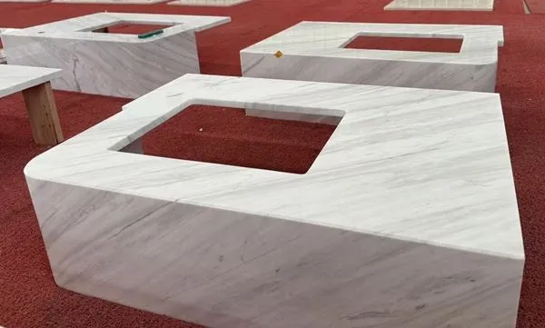 Biela mramorová márnosť